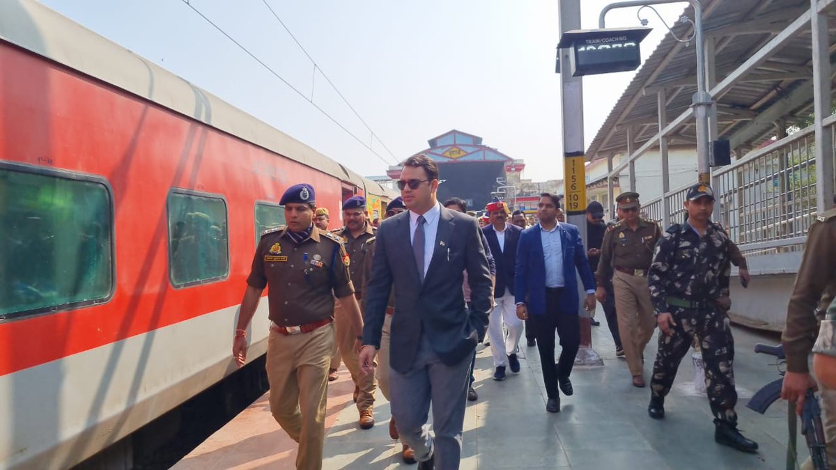 etawahpolice's tweet photo. #Etawahpolice
#Flag_march
ज्ञानवापी मस्जिद निर्णय एवं वर्तमान परिदृश्य को दृष्टिगत रखते हुए जिलाधिकारी इटावा एवं वरिष्ठ पुलिस अधीक्षक इटावा द्वारा रेलवे स्टेशन,बस स्टैण्ड, मुख्य चौराहो चौराहों/ मार्गों पर भारी पुलिस बल के साथ किया गया फ्लैग मार्च । https://t.co/8eQTYzEu4T