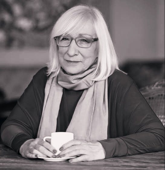 Hayatı, düşünceleri ve duruşuyla bu ülkeden gerçek bir münevver geçti...
Alev Alatlı fikirleriyle ve eserleriyle, gelecek kuşaklara yol göstermeye devam edecek.
Mekanı cennet, menzili mübarek olsun.