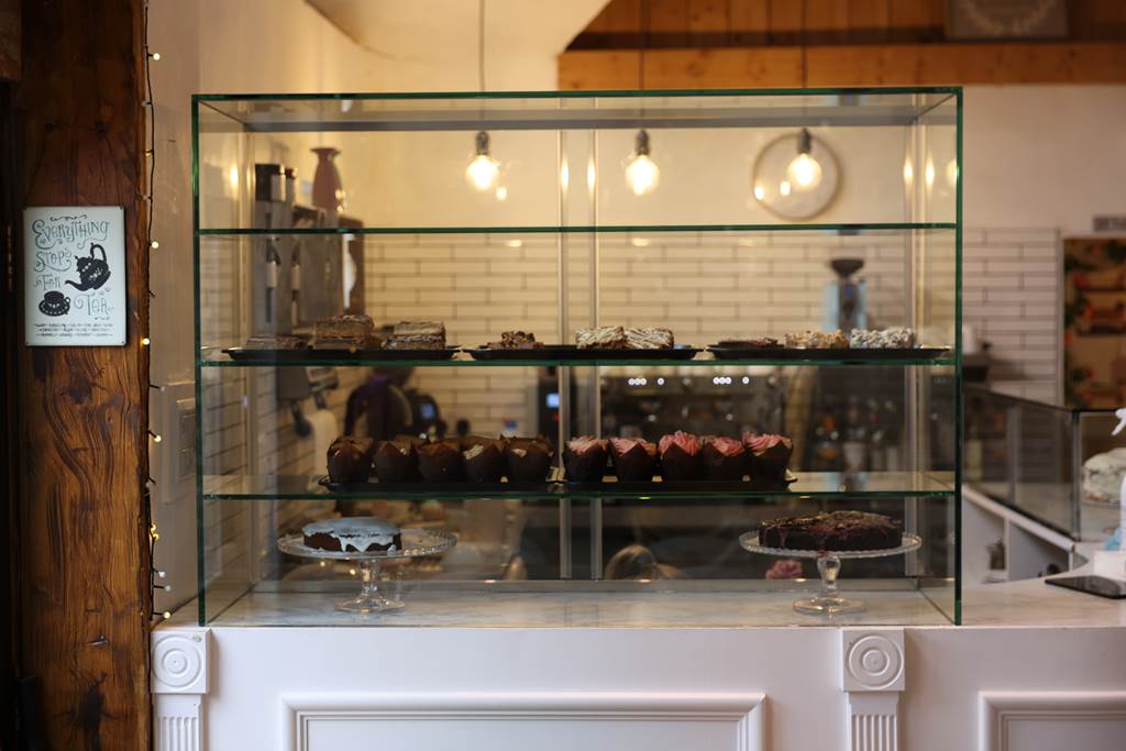 Futureglass's tweet photo. Are you tired of dealing with the hassle of glass domes for your cake stands? Say goodbye to the inconvenience and potential dangers! Our glass display cases offer a seamless and practical alternative.
https://t.co/0GcjFiEvL7 
#cake #displaycases #cafe #bakery https://t.co/rIEEJAnL6h