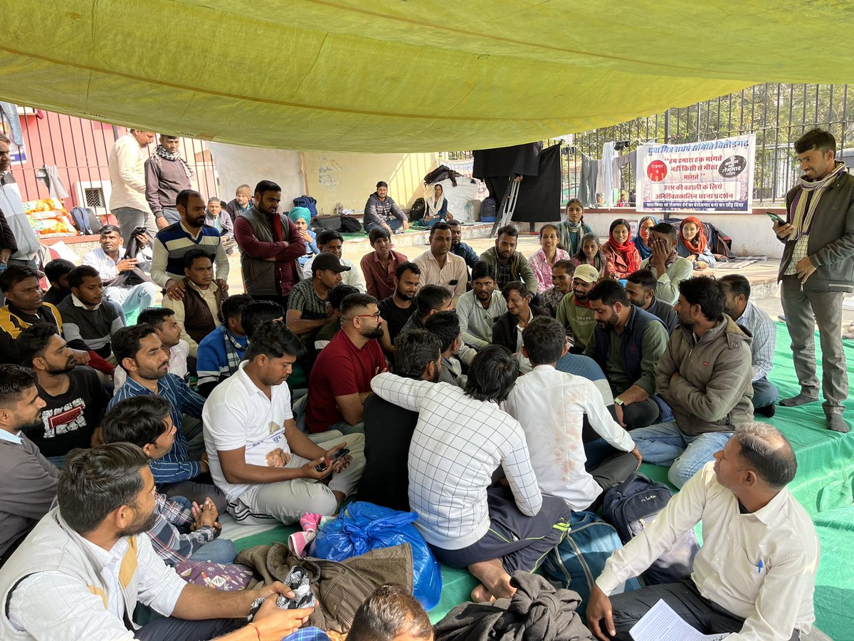 irabose11's tweet photo. शहीद स्मारक पर 21 दिने से युवा मित्र अपनी माँगो को लेकर संघर्ष जारी है ,संघर्ष से सरकार को एक दिन झुकना पड़ेगा !! 

@RajCMO @BhajanlalBjp 
#युवा_मित्र_पूछे_बहाली_कब https://t.co/38B7O2DVde