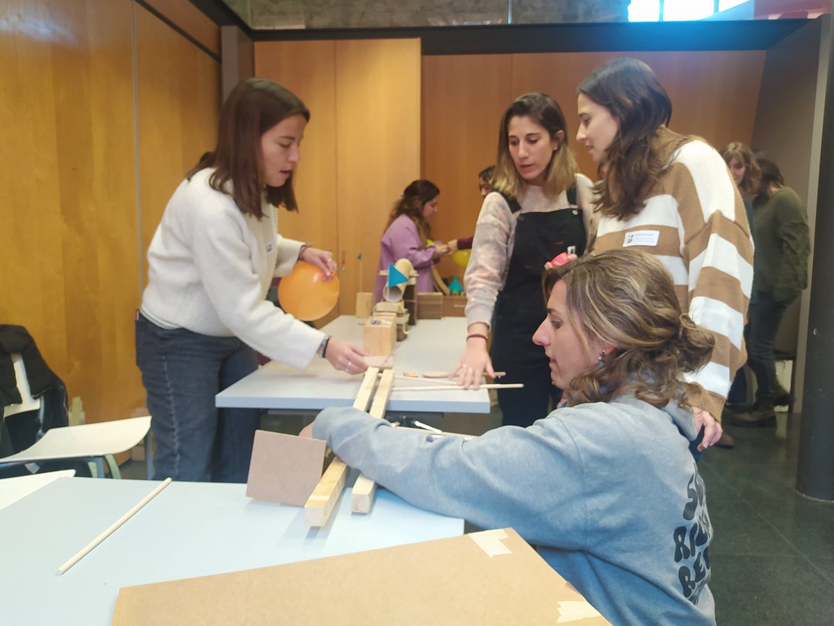 casalinfants's tweet photo. 🧠🤖 Avui és el día!
Estem compartint la 1a jornada 'L'aprenentatge en digital en entorns vulnerables'. Debatem i experimentem per combatre la bretxa digital des dels serveis de suport educatiu i social a infants i adolescents en risc d'exclusió.
#aprendredigital https://t.co/uhkAkSPCzG