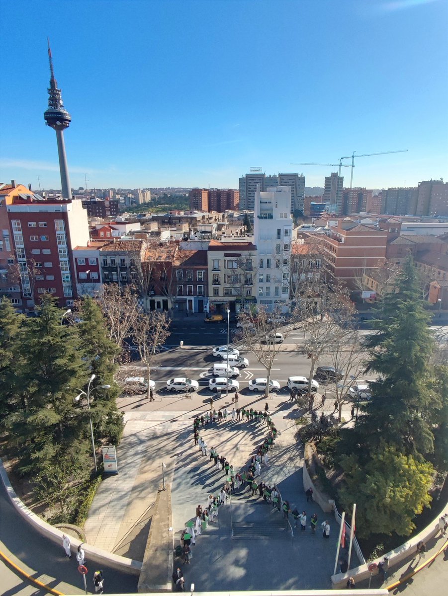 jsbotas's tweet photo. Personas con cáncer, familiares, voluntarios y personal sanitario unidos en un lazo humano con motivo del día mundial contra el Cáncer en el Hospital Gregorio Marañón 💚 @ContraCancerMAD

#TodosContraElCancer https://t.co/HvCFOkwXnU
