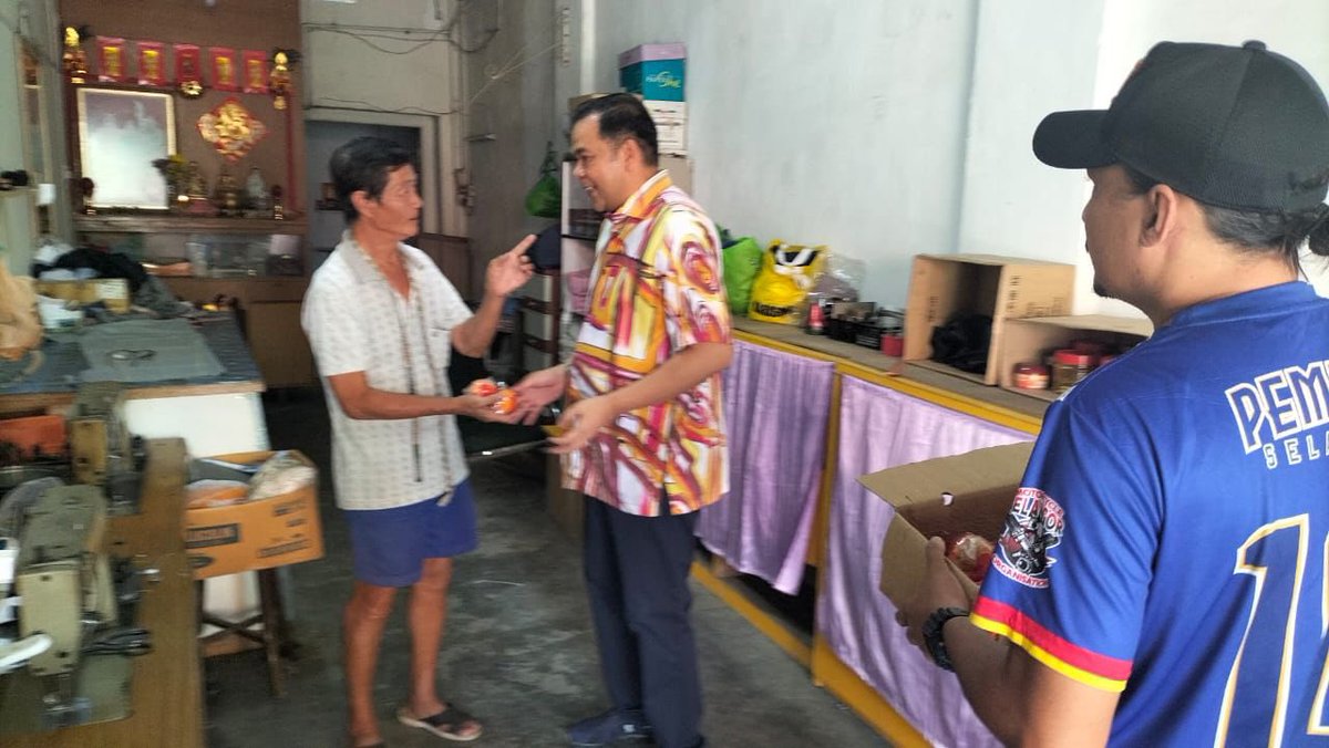 Berkesempatan untuk berjumpa penduduk penduduk tempatan untuk mengedarkan buah limau di sekitar Pekan Batu 14, Hulu Langat bagi menyemarakkan lagi semangat sambutan Perayaan Tahun Baru Cina yang bakal tiba