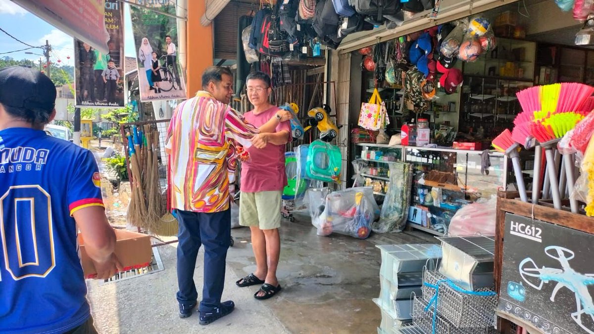 JohanAbdAziz's tweet photo. Berkesempatan untuk berjumpa penduduk penduduk tempatan untuk mengedarkan buah limau di sekitar Pekan Batu 14, Hulu Langat bagi menyemarakkan lagi semangat sambutan Perayaan Tahun Baru Cina yang bakal tiba https://t.co/5dqUPDmqPE