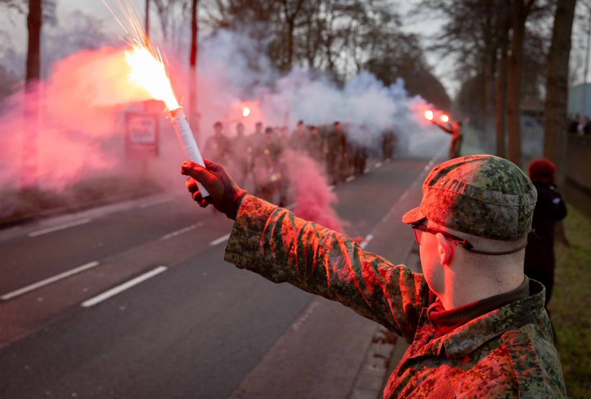 korpsmariniers's tweet photo. Petten af, baretten op!

Vandaag zijn de mariniers 'binnen geklapt' door collega's, vrienden en familie na een eindmars van 25 kilometer met volle bepakking.

Hartelijk gefeliciteerd en welkom bij het #KorpsMariniers.

#QPO #FINEX #WeMakeMarines https://t.co/uTEy9YipD4