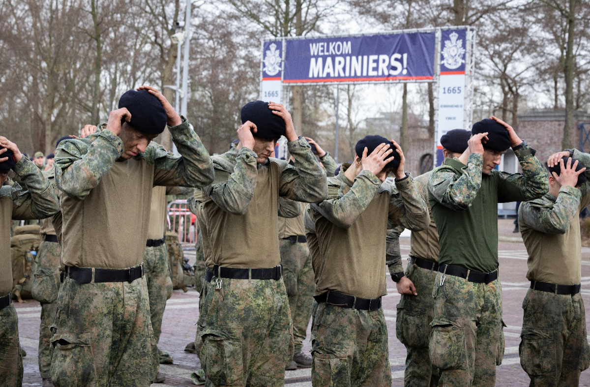 korpsmariniers's tweet photo. Petten af, baretten op!

Vandaag zijn de mariniers 'binnen geklapt' door collega's, vrienden en familie na een eindmars van 25 kilometer met volle bepakking.

Hartelijk gefeliciteerd en welkom bij het #KorpsMariniers.

#QPO #FINEX #WeMakeMarines https://t.co/uTEy9YipD4