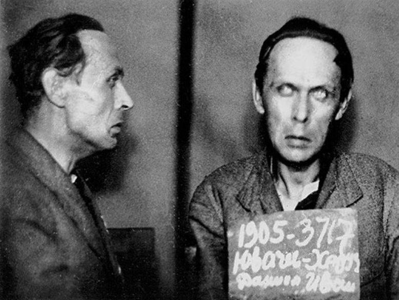 День памяти. 2 февраля 1942 года, в самый страшный для блокадного Ленинграда месяц, Даниил Иванович Хармс умер от истощения в отделении психиатрии тюремной больницы 'Кресты.' 23 августа 1941-го его арестовали; чтобы избежать расстрела, он симулировал сумасшествие.