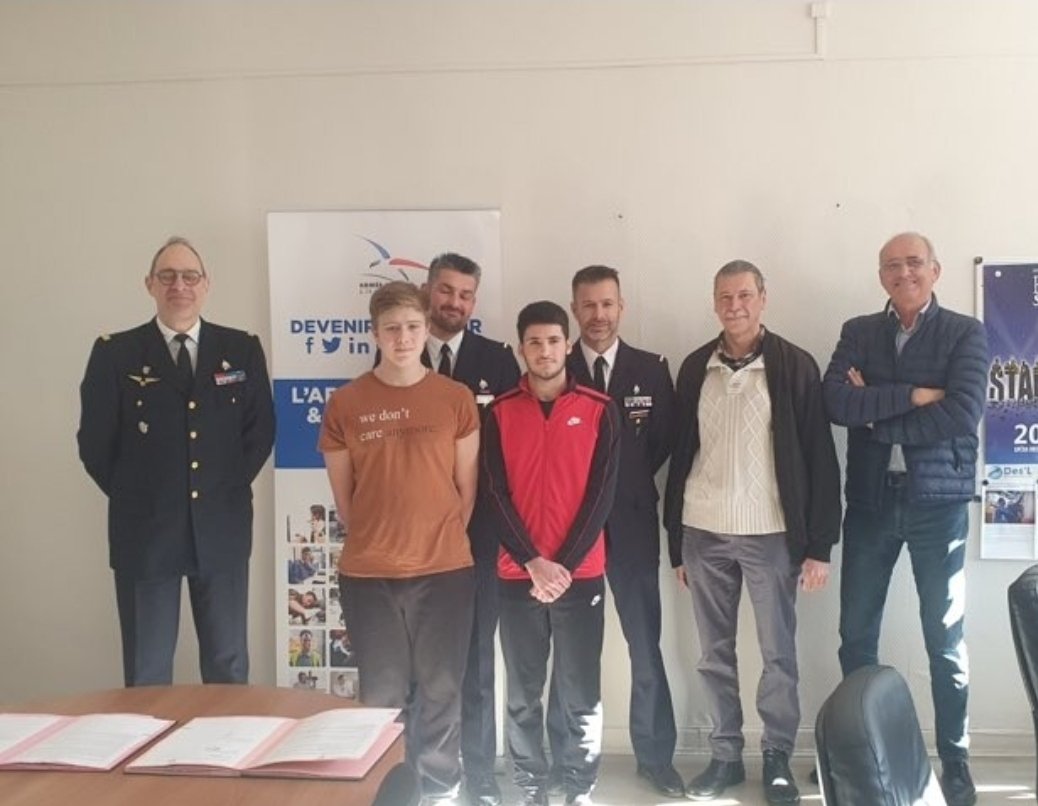Dsden30's tweet image. Le partenariat entre le lycée Mistral et l'Armée de l'Air et de l'Espace a pris son envol ce matin grâce à la signature d'une convention signée par Mme la Proviseure et le Colonnel T. Fluxa: renforcer les échanges, rapprocher et susciter les ambitions, accompagner les jeunes 👍👏