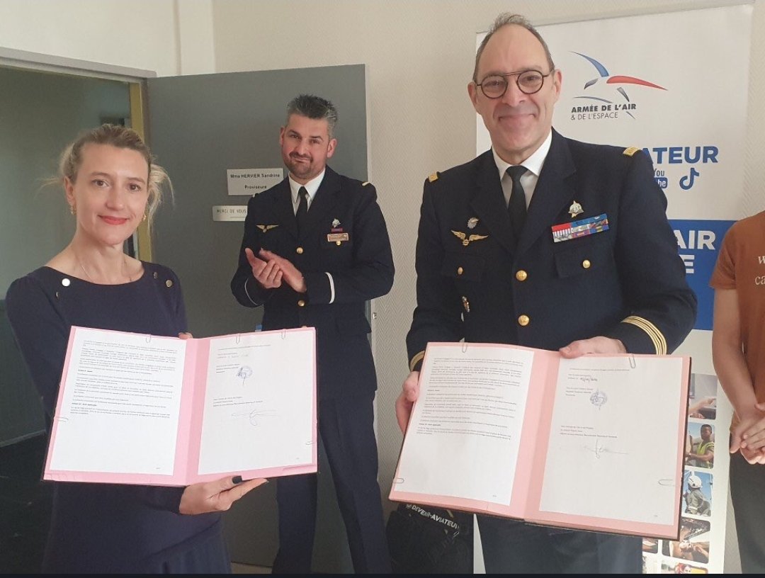 Dsden30's tweet image. Le partenariat entre le lycée Mistral et l'Armée de l'Air et de l'Espace a pris son envol ce matin grâce à la signature d'une convention signée par Mme la Proviseure et le Colonnel T. Fluxa: renforcer les échanges, rapprocher et susciter les ambitions, accompagner les jeunes 👍👏