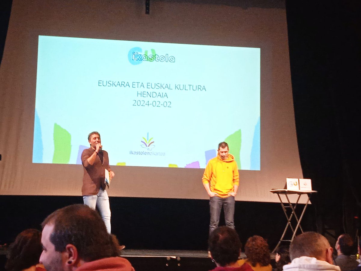 Euskara eta euskal kulturaren egungo egoerari buruz hausnarketa partekatu bat egiten Hendaian <a href="/EHIkastolak/">Ikastolen Elkartea</a>

#ZuminNazionala #IkastolenElkartea #GuIkastola #LarramendiIkastola #ikastola #hezkuntza #euskara #EuskalKultura