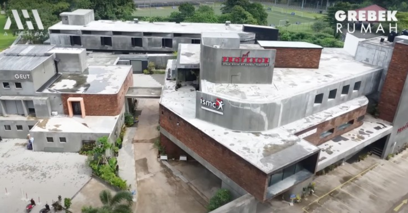 detikcom's tweet photo. Dokter Tompi perlihatkan rumah barunya yang super luas dan berfasilitas bak mal. Mewah banget ya detikers...🤤