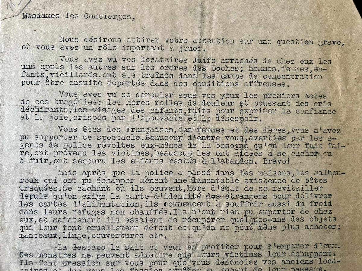 fred_manfrin's tweet photo. Trouvé dans le fonds des Recueils parmi des documents bien postérieurs, ce tract clandestin très rare. Après les rafles de 1942, le Mouvement français contre la barbarie raciste s’adresse aux concierges parisiennes, demandant a minima de ne pas dénoncer les juifs.
Bouleversant. https://t.co/b3g4mjG8eS