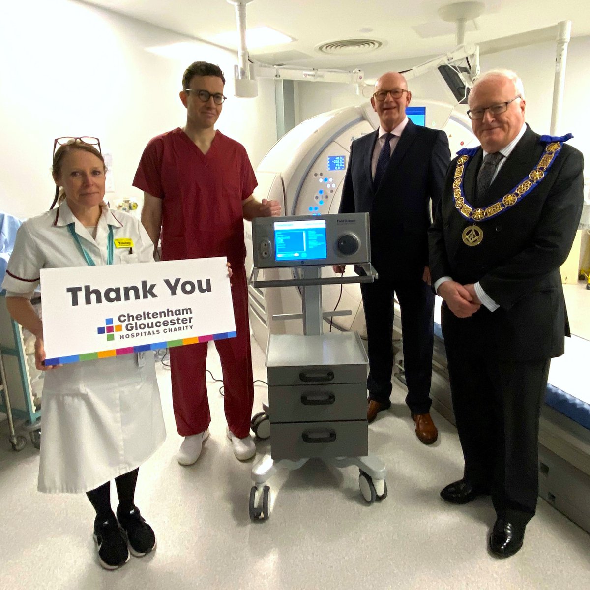 Thanks to @GlosMason, a state-of-the-art jet ventilator has been funded to help transform cancer treatment for local patients 💙 “The jet ventilator allows for the treatment of difficult tumours more accurately, increasing our confidence to treat challenging lesions.' (1/2)