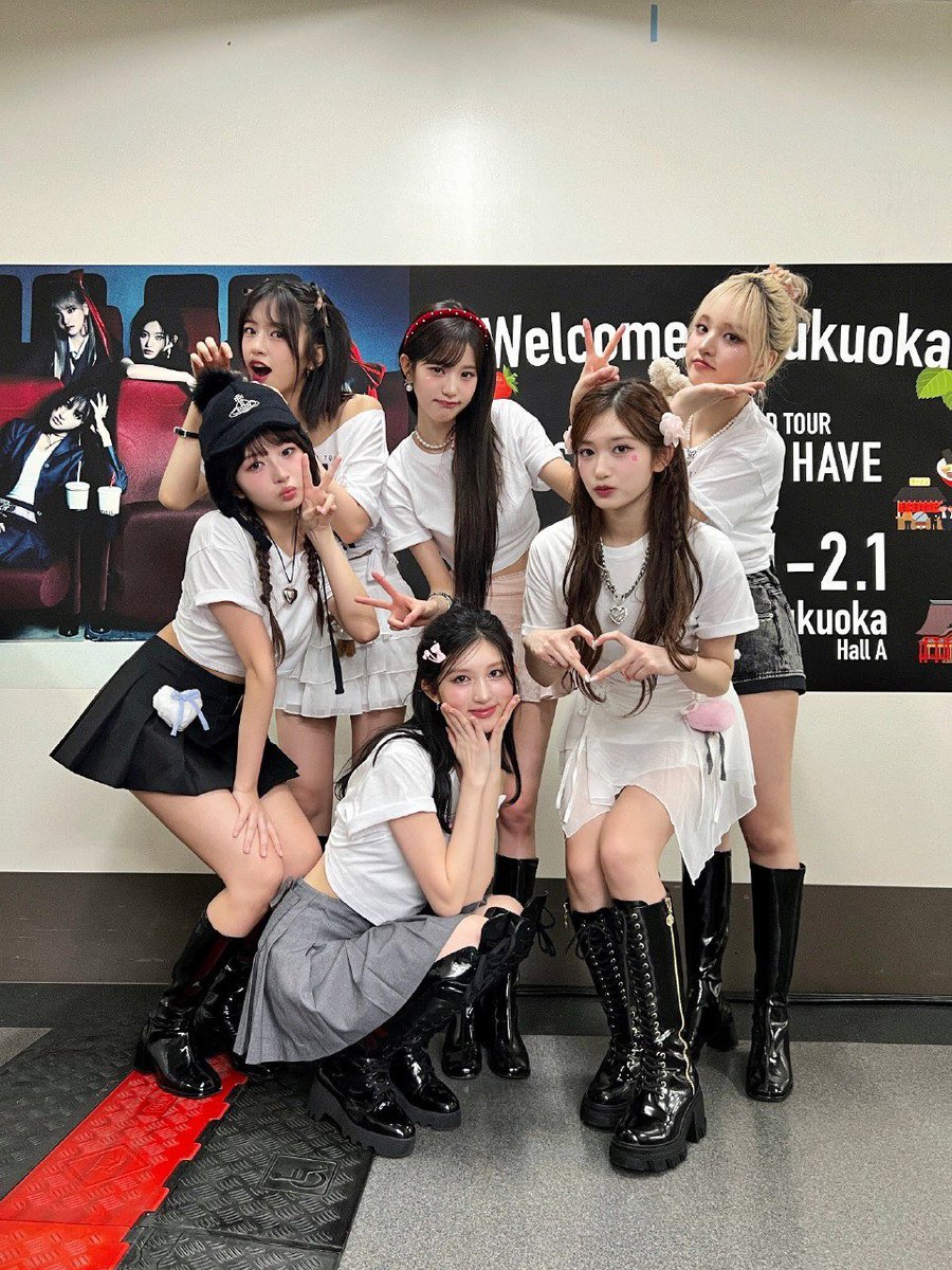 show what i have : konser hari pertama di fukuoka telah berjalan dengan lancar. <3