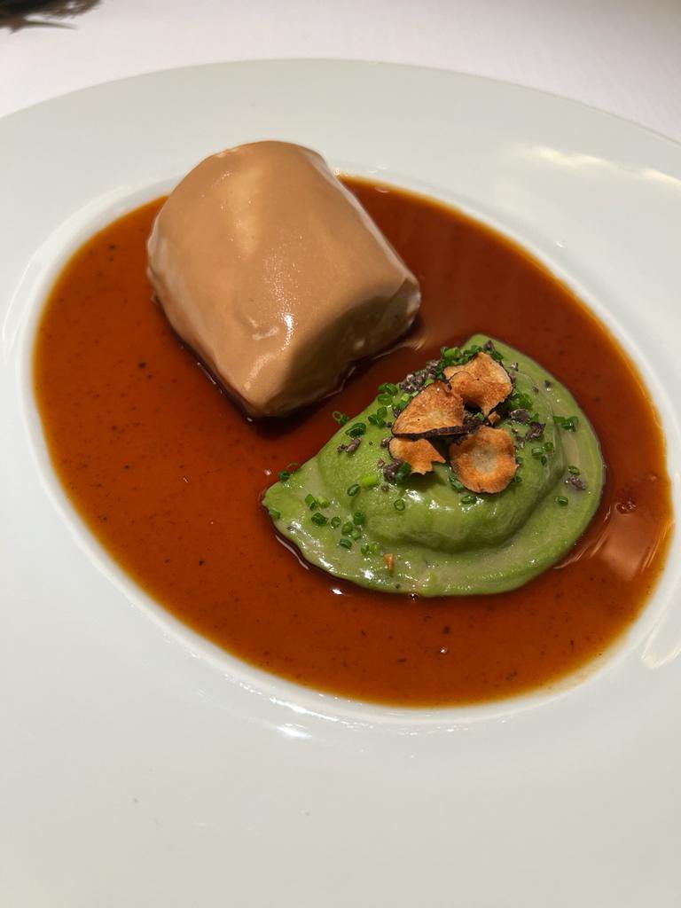 Poularde de Bresse pochée
Raviole d'herbes à l'héliantis, sauce Albuféra au Metaxa, jus de volaille à l'origan
 
Poached Bresse chicken
Héliantis herb ravioli, Albufera sauce with Metaxa, poultry jus with oregano
-
#lemavrommatis #mavrommatis #cuisinehellénique #michelin