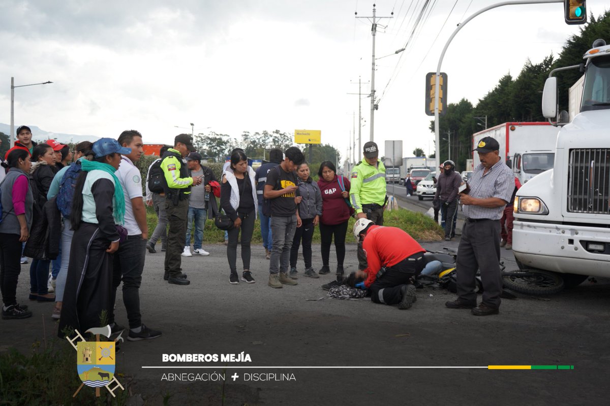 BomberosMejia1's tweet image. 🚧 #ManejateConPrecaución
En el sector de San Alfonso se registró un accidente de tránsito entre una motocicleta y un trailer.
Producto del siniestro se registró una persona herida.
Nuestro paramedicos brindaron atención prehospitalaria ⚕️al herido.