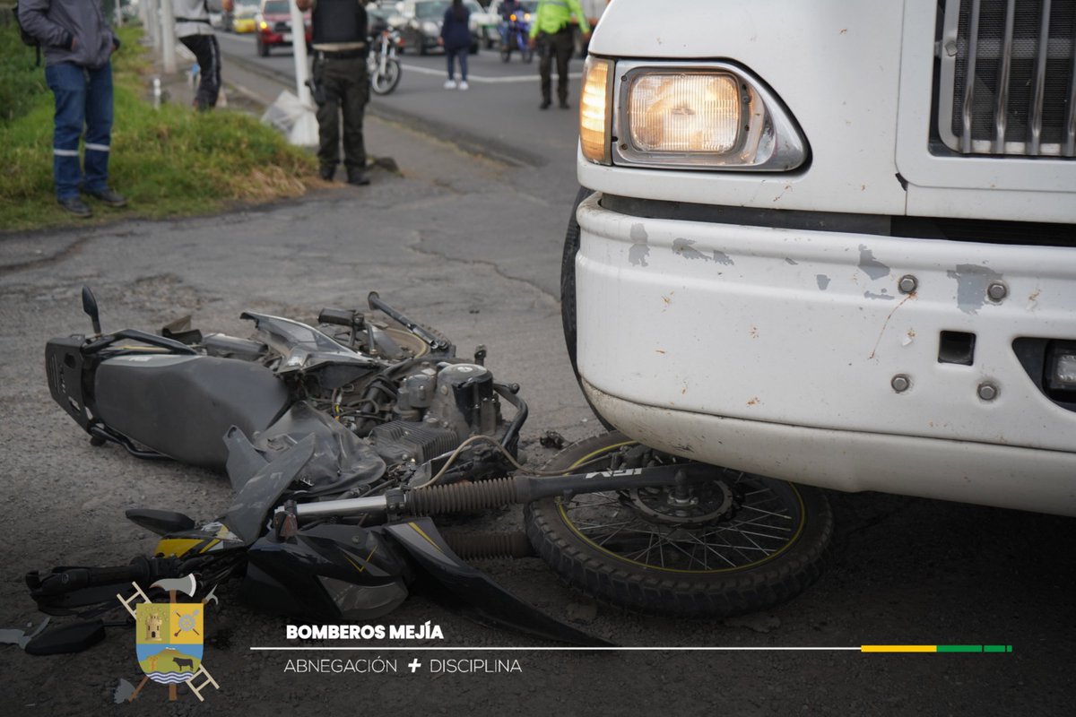 BomberosMejia1's tweet image. 🚧 #ManejateConPrecaución
En el sector de San Alfonso se registró un accidente de tránsito entre una motocicleta y un trailer.
Producto del siniestro se registró una persona herida.
Nuestro paramedicos brindaron atención prehospitalaria ⚕️al herido.