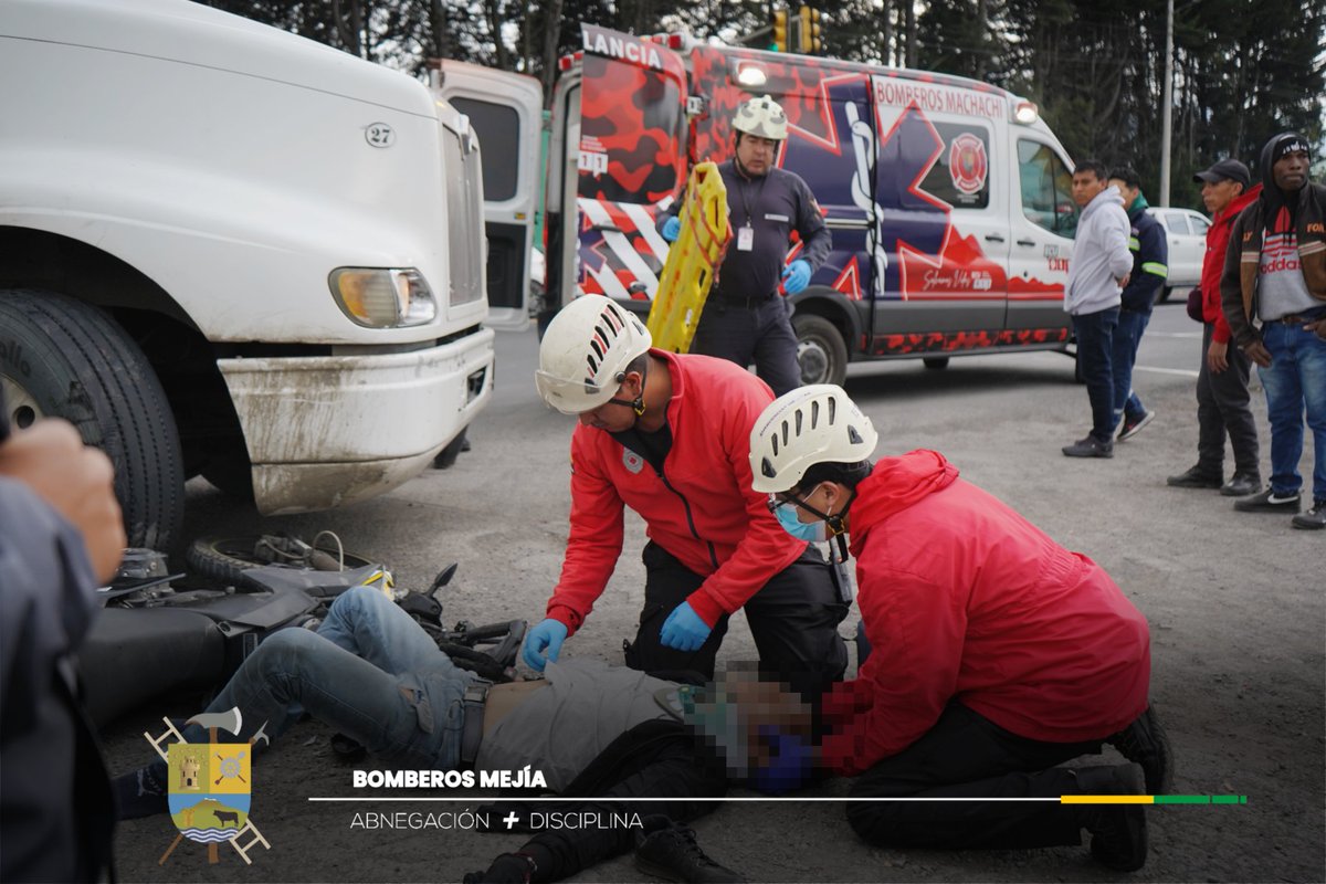 BomberosMejia1's tweet image. 🚧 #ManejateConPrecaución
En el sector de San Alfonso se registró un accidente de tránsito entre una motocicleta y un trailer.
Producto del siniestro se registró una persona herida.
Nuestro paramedicos brindaron atención prehospitalaria ⚕️al herido.