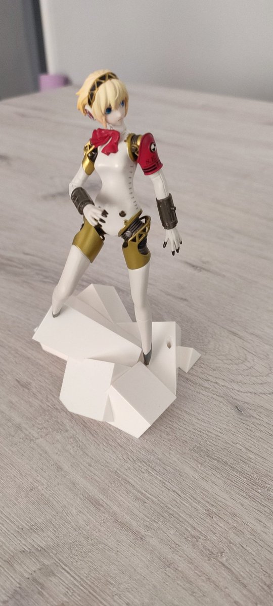 franfr99's tweet image. A alguien más le ha venido así la figura de la edición coleccionista de #Persona3Reload ?🤔 No sé si la mia está defectuosa o la estoy colocando mal, ayuda please 🙌