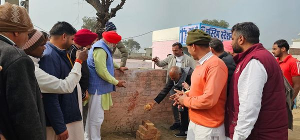 lakshmannapa's tweet photo. #रतिया हल्के के गांव #खुम्बर में आज एच.आर.डी.एफ. #स्कीम के तहत 24.92 रु. की लागत से निर्मित गाँव की #फिरनी एवं #मनरेगा स्कीम के तहत 7.63 #लाख की लागत से #गुरदास सिंह जी के घर से #हरबंस सिंह जी के घर तक बनने वाली #गली का #शिलान्यास किया।
#खुम्बर #Khumbar #vikaskary https://t.co/zIm628U3BS