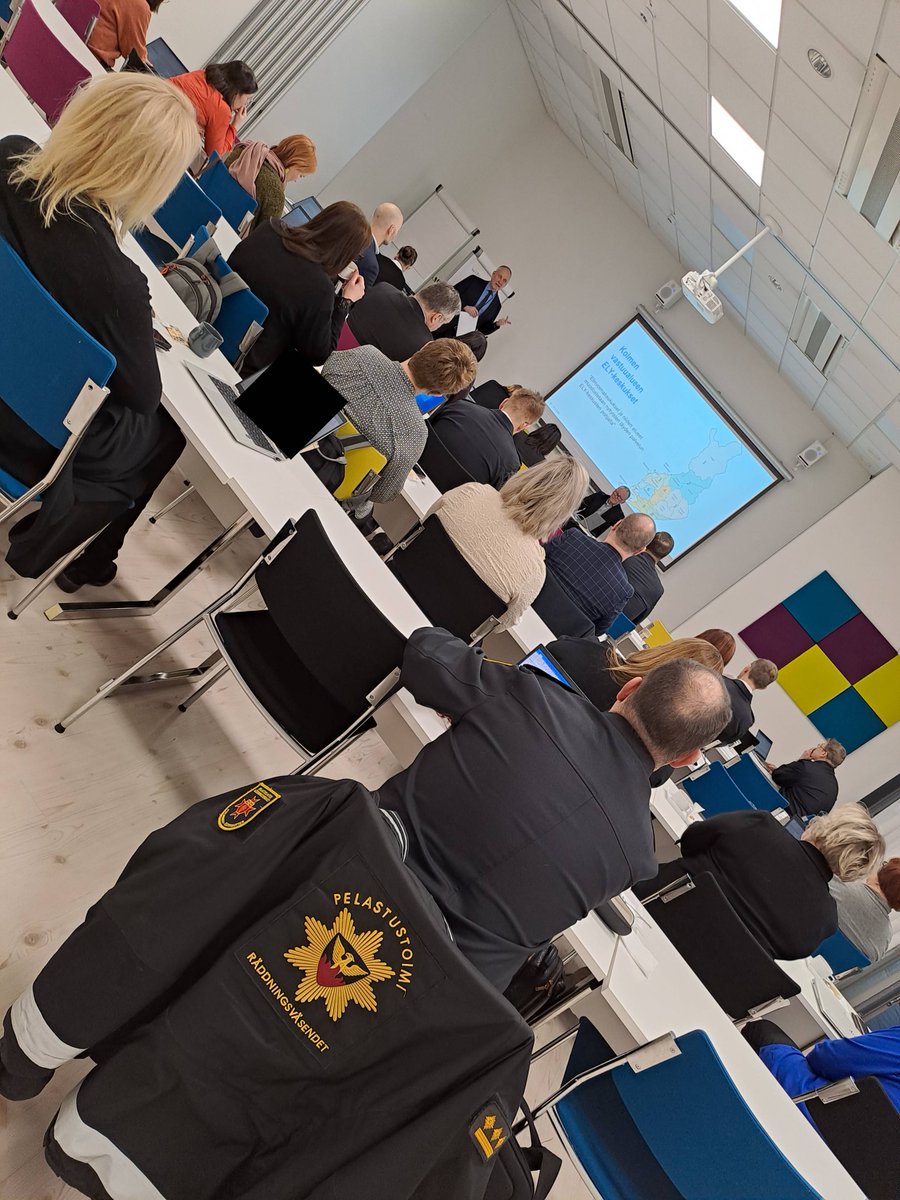 AVItwiittaa's tweet photo. Länsi- ja Sisä-Suomen aluehallintoviraston tapaamisessa hyvinvointialueiden johdon kanssa esillä tehty turvallinen siirtymä hyvinvointialueisiin, talous ja palveluverkkojen uudistaminen. 

Lue lisää 👇 
https://t.co/vJ4tPccKVN

#LSSAVI
#hyvinvointialueet
#varautuminen https://t.co/5qfINGGnGW