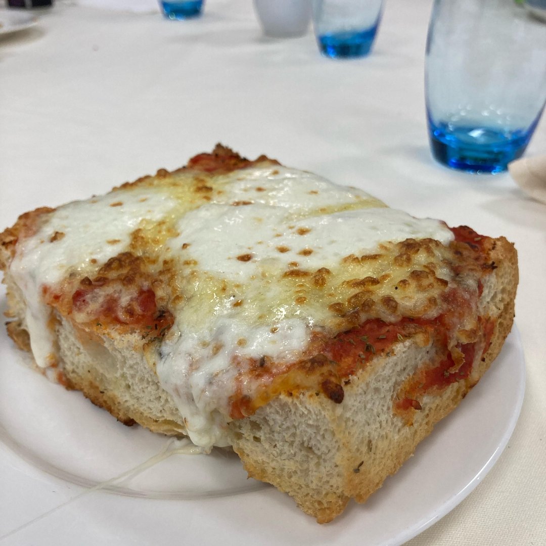 Chefs, for #PizzaDay we think we've made the best pizza yet 🍕
 
Can you do better?
 
#ChefsOfTwitter #ElectroluxProfessional