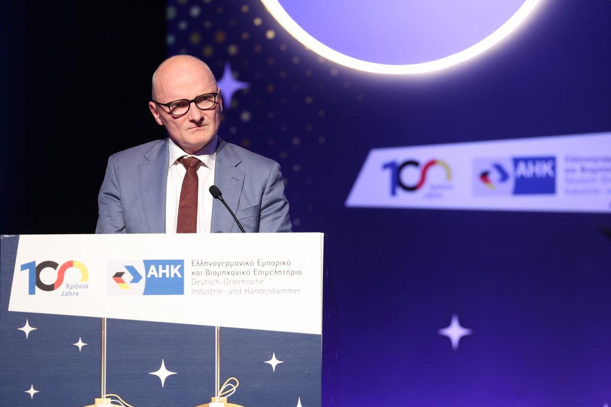 ahkgermany's tweet photo. 👏 Με θερμά λόγια αναφέρθηκε στις ελληνογερμανικές οικονομικές σχέσεις ο Γερμανός Πρέσβης, Αντρέας Κιντλ, στην πρωτοχρονιάτικη εκδήλωση του @ahkgermany, εντυπωσιάζοντας το κοινό με τα ελληνικά του.
#PartnerForGrowth #PartnerForNetworking #100JahreAHK https://t.co/a9f5JXyUou