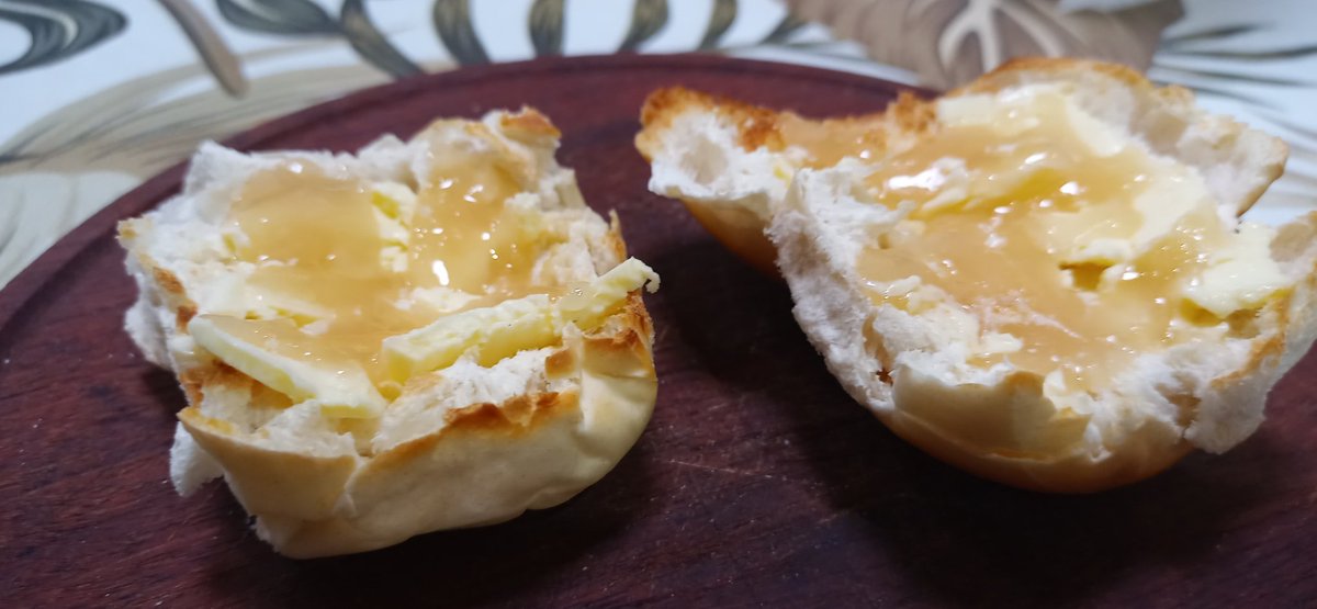 elpietrobrc's tweet image. Tostadas con manteca y miel, supongo que no hay ningún negador de esta maravilla culinaria.