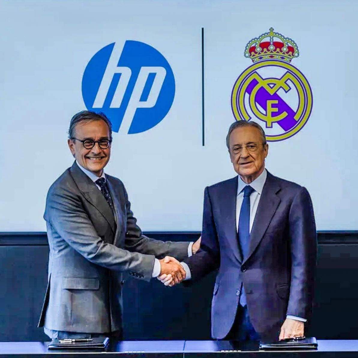 DeadlineDayLive's tweet photo. 📝 𝗗𝗘𝗔𝗟 𝗗𝗢𝗡𝗘: Real Madrid have announced a sponsor partnership with HP, worth around €70m-a-year.

They will be a sleeve sponsor for the Spanish club moving forward. 

This means that Real Madrid's shirt generates €200m+ every year. 📈

(Source: @realmadriden ) https://t.co/aLeRyA00Us