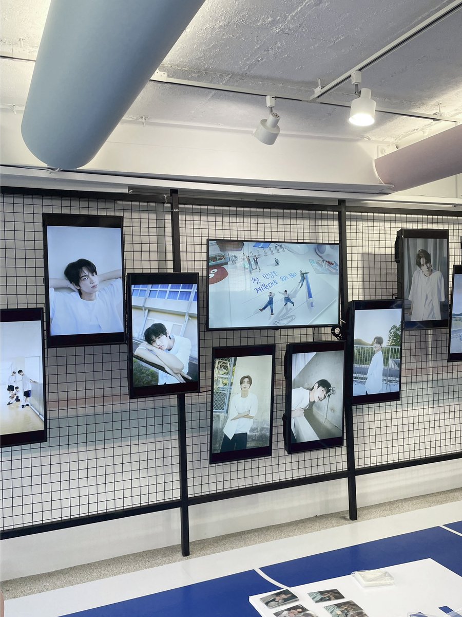likeU_berry's tweet photo. 투어스 팝업카페 후기
ㄴ포카 중복이 너무 많았다…ㅠㅠ
#tws #sparkingblue #shinyu #사운드웨이브카페 #투어스 https://t.co/g07PHKVSGx