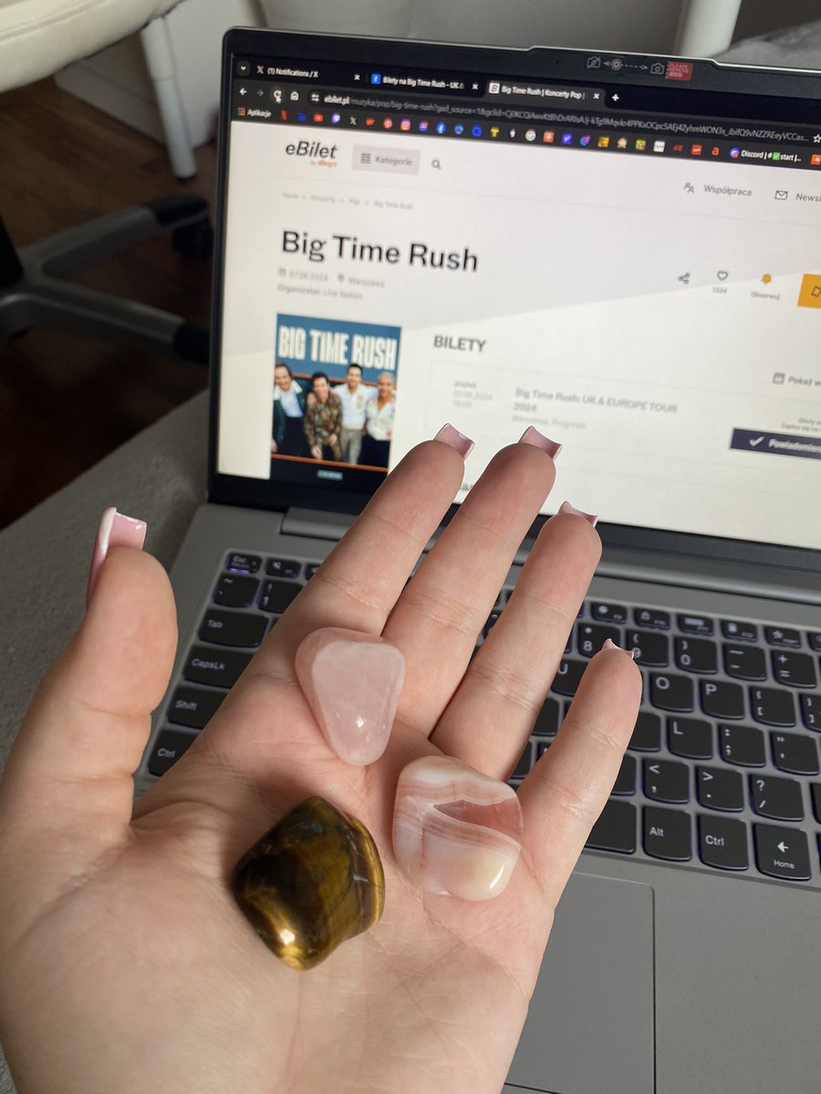 l0ulove's tweet photo. ja i moje powerfull kamienie manifestujemy że dodadzą nową datę albo zmienią miejsce koncertu na inny, większy obiekt i że wszyscy moi kochani moots i nmoots kupią bileciory 🥲 #bigtimerush https://t.co/LMtm3j3F08