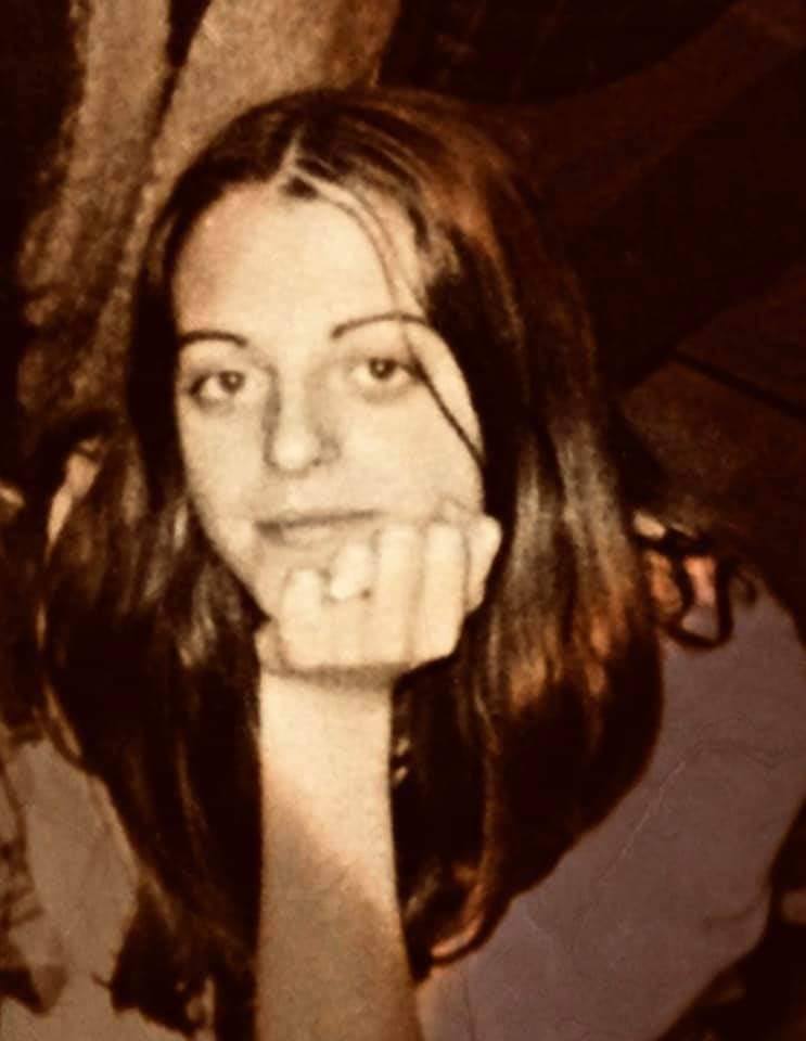 Parecía un día más, Yolanda se despedía de su novio después de desayunar juntos, él le dijo lo guapa que estaba con ese jersey que le había regalado su madre, le dió un beso y se fue a trabajar. No sabía que ya no la volvería a ver jamás.

#YolandaGónzalez 

HILO ⤵️