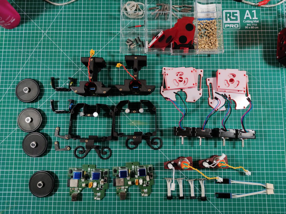 Au cumulé, 14h de boulot jusque là pour préparer les pièces de nos petits robots 🥹... Impression 3D, laser, Vinyle, PCB, câblage...
Il reste encore tellement de petits détails avant l'assemblage... Ça prend un temps fou !