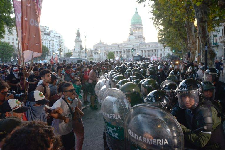 dglevin's tweet photo. Un espanto todo lo que respecta a esta ley. Su presentación, las reculadas, los papelones del oficialismo, las amenazas a gobernadores y opositores, el patético operativo de seguridad (por llamarle de alguna manera). Nada bueno puede salir de todo esto. https://t.co/xwc4z0C62i