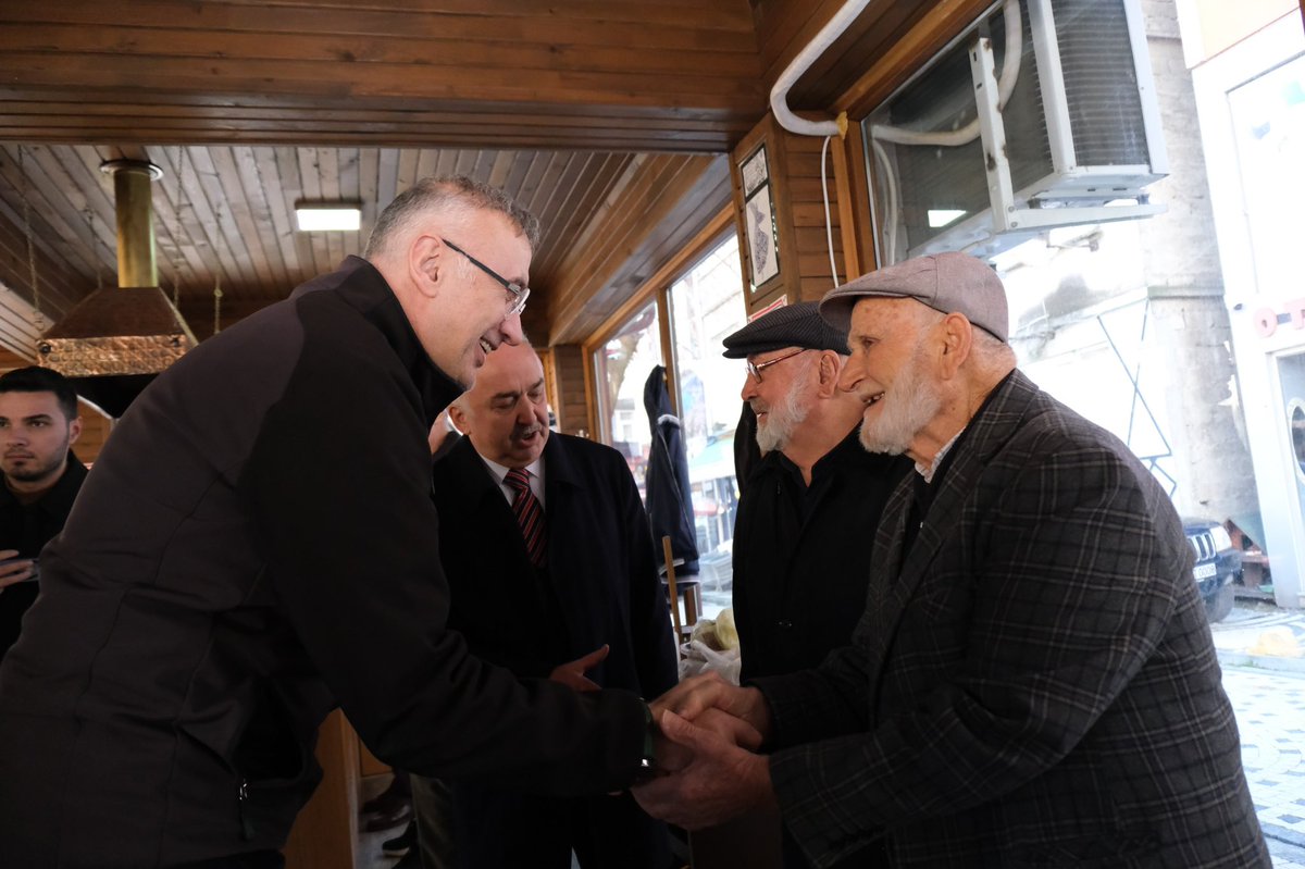 recepyakar028's tweet photo. 📍Orta Camideyiz

AK Parti Giresun İl Başkanımız Mete Bahadır Yılmaz, Giresun Milletvekilimiz Ali Temür ve İlçe Başkanımız Necati Yıldırım ile Orta Camimizde cuma namazı sonrası komşularımızla bir araya geldik. https://t.co/kTClL9ciLU