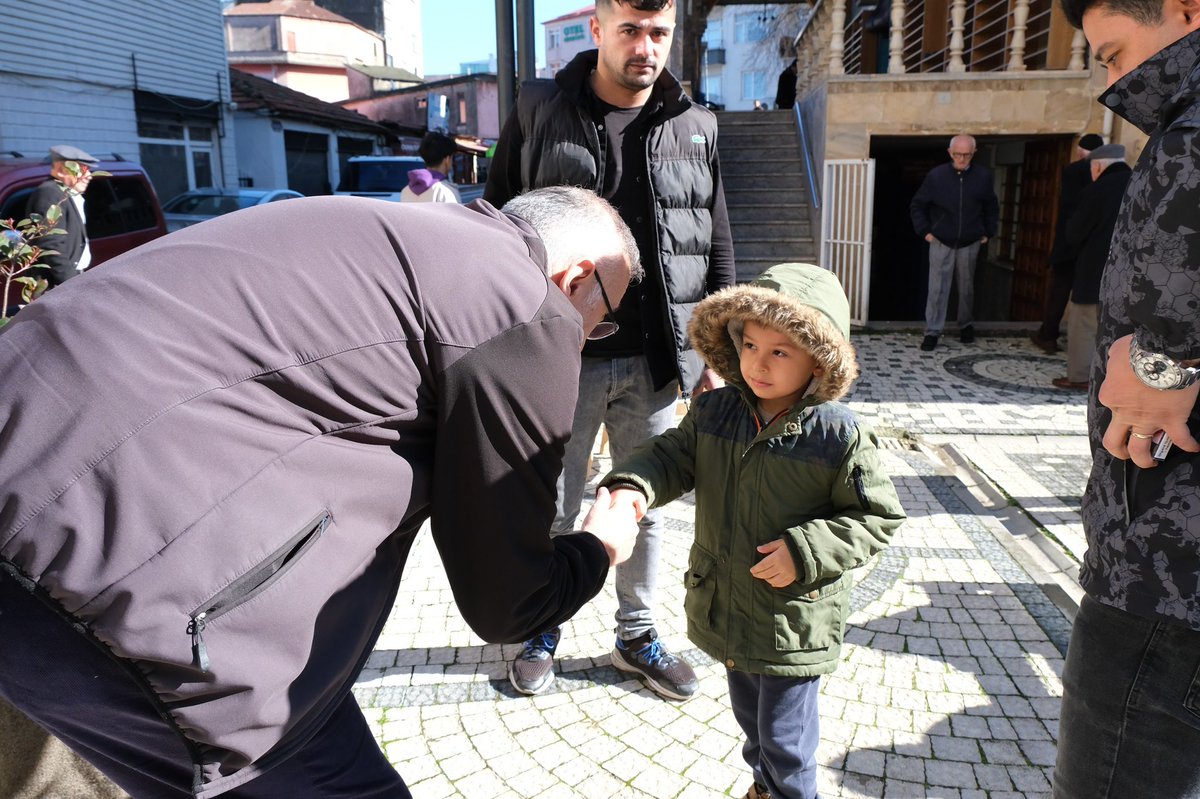 recepyakar028's tweet photo. 📍Orta Camideyiz

AK Parti Giresun İl Başkanımız Mete Bahadır Yılmaz, Giresun Milletvekilimiz Ali Temür ve İlçe Başkanımız Necati Yıldırım ile Orta Camimizde cuma namazı sonrası komşularımızla bir araya geldik. https://t.co/kTClL9ciLU