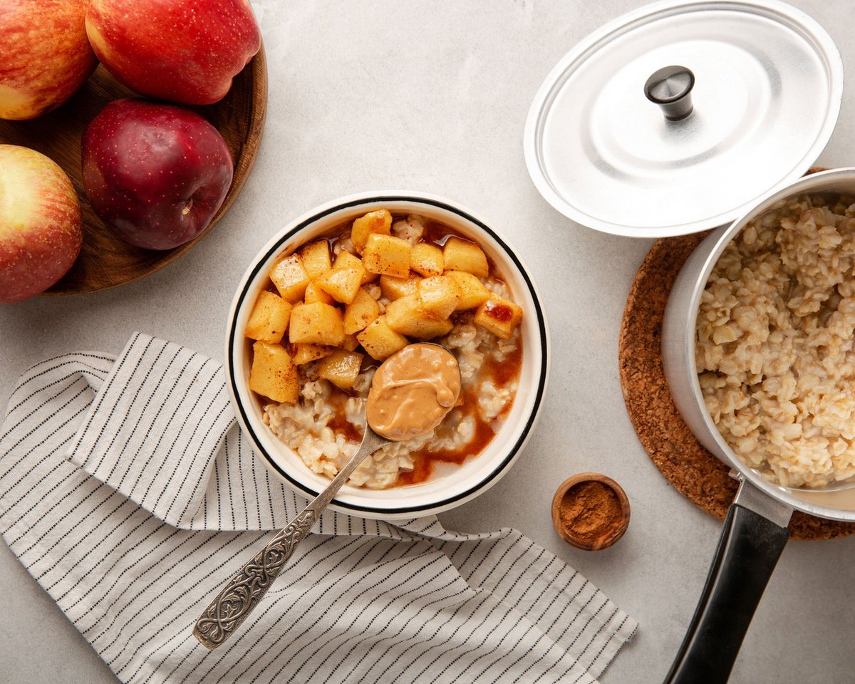 ThePeanutInst's tweet photo. Start your day off right with a bowl of oatmeal topped with apples, cinnamon, and peanut butter! This creamy and delicious breakfast is packed with protein and fiber to keep you feeling full and energized all morning long.
#FallBreakfast #BreakfastIdeas
#PeanutButter #Peanuts https://t.co/kTonKCs21H