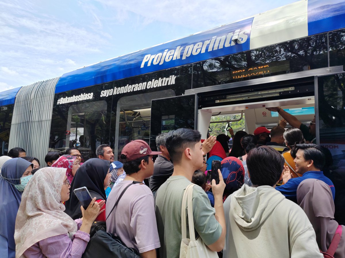 JaPenWPKL's tweet photo. 🤩Wahh, Putrajaya pun ada kereta api uolls.. Kereta api tanpa landasan yang dikenali Automated Rapid Transit, ART!
Nampak besttt kan..apa lagi, jom hujung minggu ni kita pergi naik ART! Tak payah bayar...PERCUMA sempena #POD2024😍🚆
#ART #tram #tracklesstrain https://t.co/88yegE0BaH