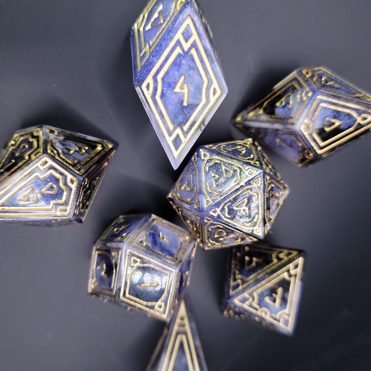 AstrusTreasures's tweet photo. Marbled starlight✨️

#dnd #handmadedice https://t.co/pql0bzVL4x