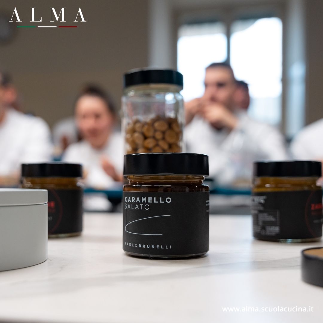 Paolo Brunelli non ha bisogno di presentazioni: il suo nome è sinonimo di gelato di altissima qualità. Ingredienti selezionati e locali, abbinamenti sorprendenti e contaminazioni curiose dal mondo della pasticceria, della sommellerie, e addirittura della musica! 🍦 #AlmaSchool