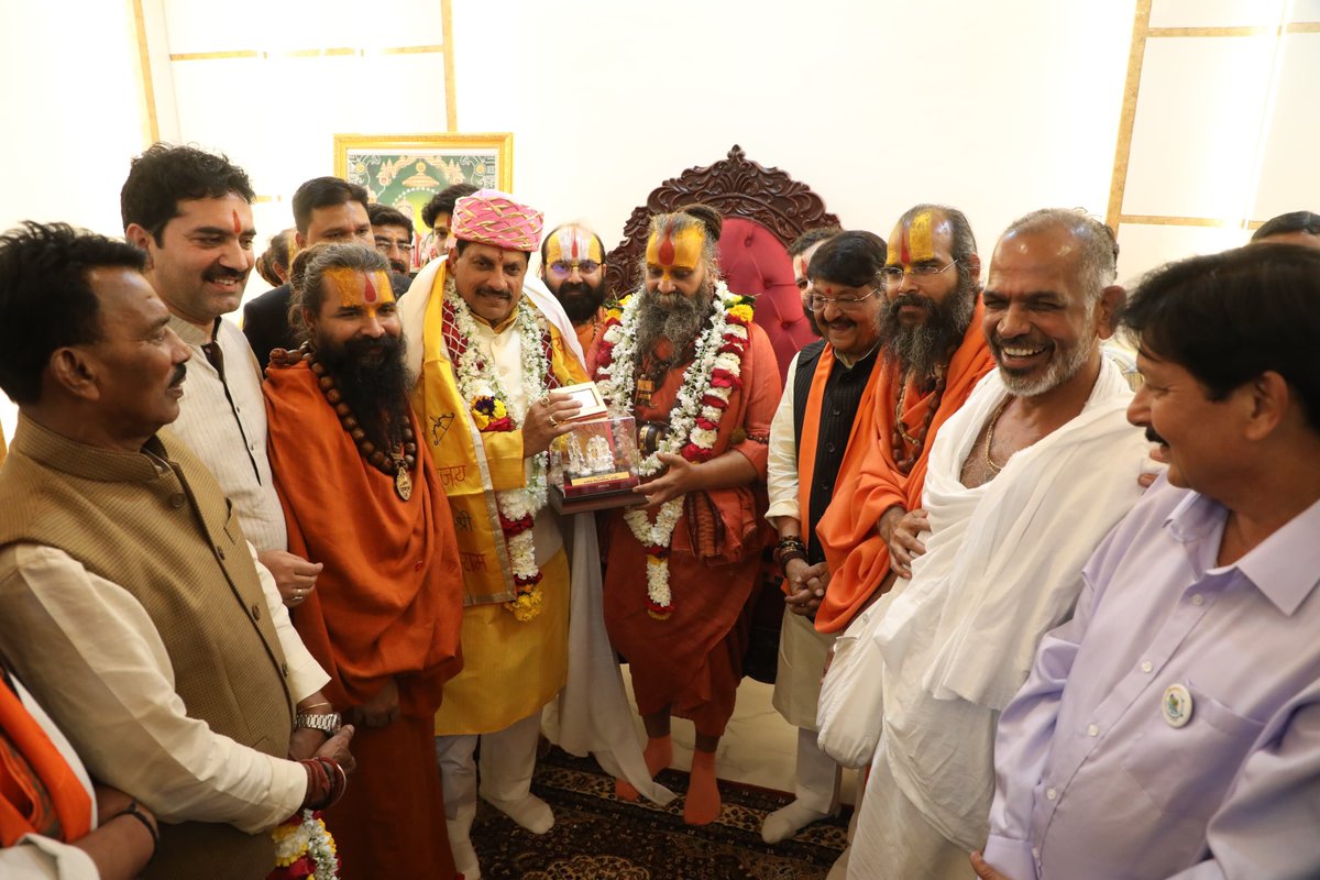 JansamparkMP's tweet photo. मुख्यमंत्री डॉ. मोहन यादव ने आज इंदौर में खातीपुरा स्थित श्रीराम मंदिर पहुंच कर प्रभु श्रीराम की पूजा-अर्चना कर सभी के सुख, समृद्धि व कल्याण की कामना की एवं मंदिर में साधु-संतों से आशीर्वाद प्राप्त किया। 

इस अवसर पर नगरीय प्रशासन मंत्री श्री @KailashOnline, जल संसाधन मंत्री श्री @tulsi_silawat, विधायक श्री @Ramesh_Mendola सहित अन्य जनप्रतिनिधि उपस्थित रहे। 

@DrMohanYadav51