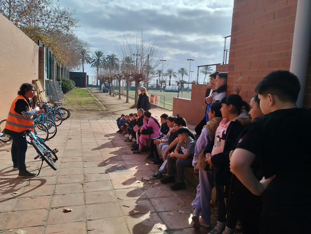 MediAmbientSAB's tweet photo. L'Institut Escola Mina el Col.legi Amor de Déu i l'Escola Catalunya participen en l'activitat de Parcs i Pedals al Besòs amb @ParcsplatgesAMB   

🍃Descoberta de flora i fauna de la desembocadura Besòs i Parc del Litoral

🚴Conèixer normes de circulació i recorregut en bicicleta https://t.co/pIXCkf63b4