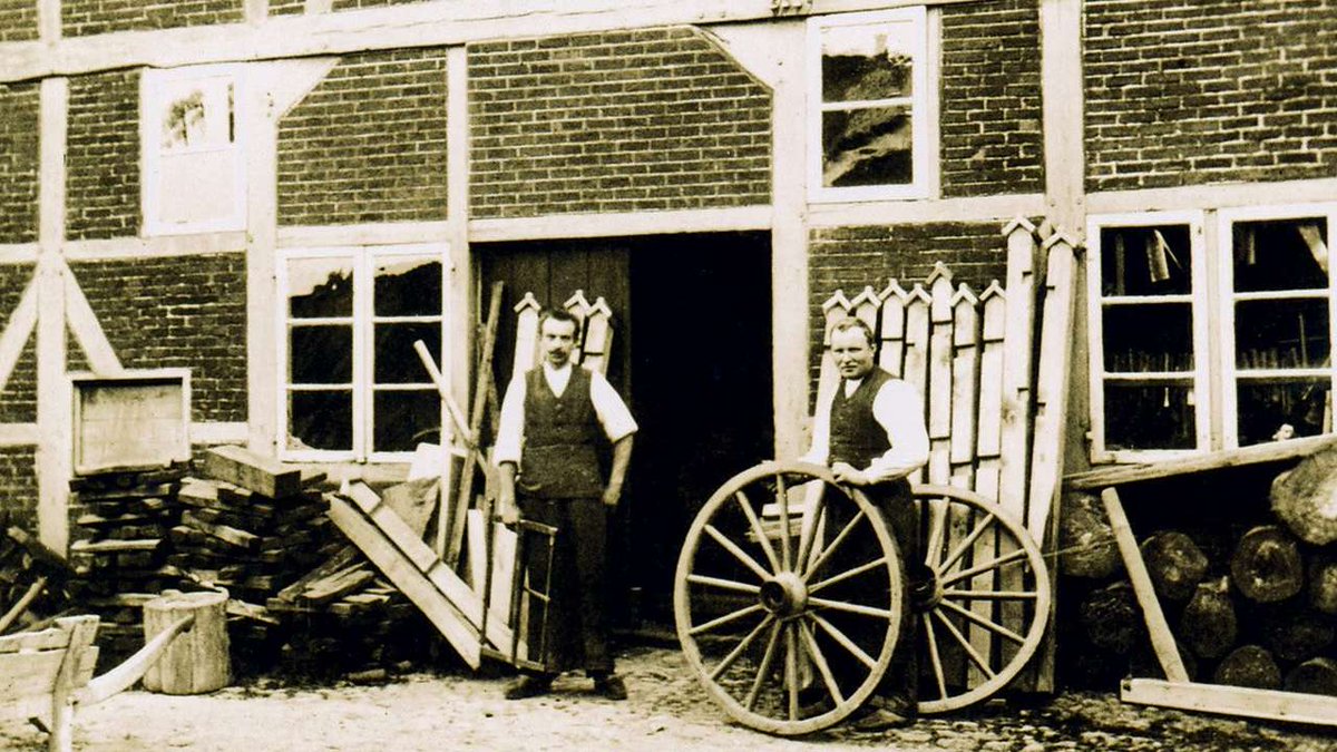 #Hamburg - 1879 wurde in Bramfeld die Stellmacherei Bahr von Johann Jacob Heinrich Bahr gegründet. In der Stellmacherei wurden Wagenräder und Wagengestelle produziert. Sein Sohn Max übernahm die Geschäfte im Jahr 1906. 1927 stieg Max Bahr in den Holz-Einzelhandel ein. Ab 1956