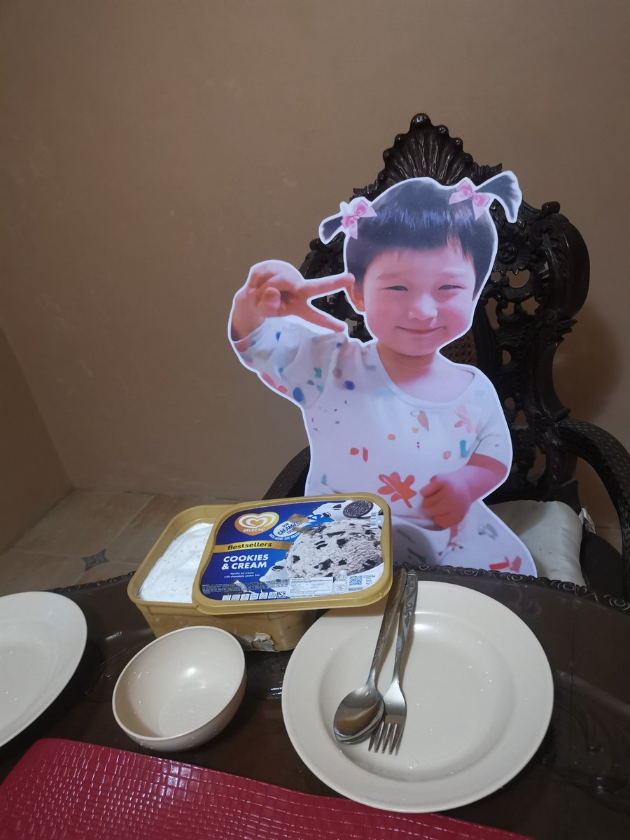itscessy0617's tweet image. dinner time 🍴 ayan na po yung ice cream nya sa mga nagaask. dahil very good ang baby natin na yan :)