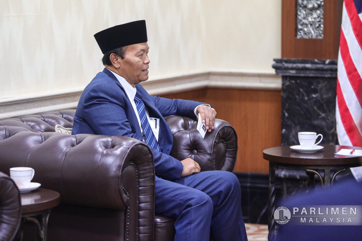 Terima kunjungan hormat oleh Y.M. Dr. H.M. Hidayat Nur Wahid, MA, Wakil Ketua Majelis Permusyawaratan Rakyat Republik Indonesia (MPR RI) petang tadi.

Y.M. Dr. Hidayat dan saya berbincang perihal Pemilihan Umum Indonesia (Pemilu) yang bakal diadakan pada 14 Februari kelak. Pada