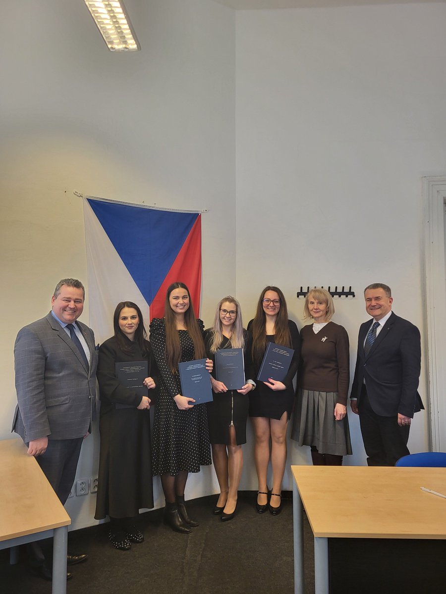 P_Studnicka's tweet photo. #Absolvent 🎓| Jeden z nejdéle studujících na #UCP @PetricekM úspěšně absolvoval studium ve studijním oboru Management #hotelnictví a #lázeňství.
Ing. Petru Jahodovi🍓, kterému jsem vedl i diplomovou práci, ze srdce blahopřeji👏🏻!
Úspěch zaznamenaly i všechny 4️⃣ absolventky🙂. https://t.co/9rL0QXs2na