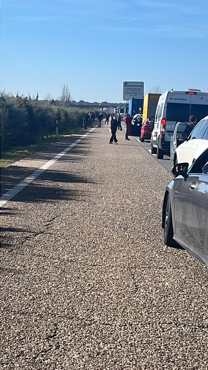 martinOUrense's tweet photo. @DGTes La Autovia A52 está cortada por protestas de agricultores https://t.co/RfrwwNTLHp