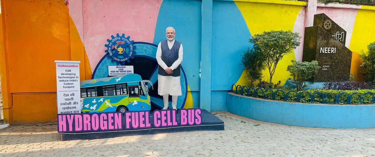 CSIR_NEERI's tweet photo. Selfie point installed at CSIR-NEERI Nagpur highlights the first green hydrogen fuel bus, positioned to play a pivotal role in India's low-carbon and self-reliant economy. @CSIR_IND @dgcsirIndia https://t.co/8ZD8JABz6G