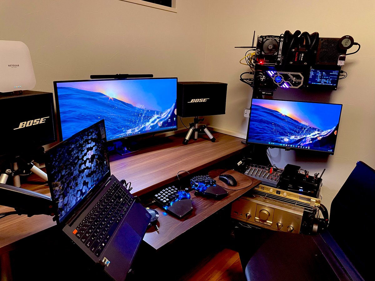 10年以上は確実にしまい込んでた、201MMに、スタンドつけて設置。高校の頃やりたかったことをやっと実現。
 #お前らのpcデスク周り晒していけ