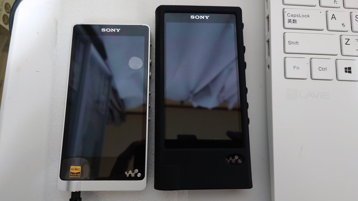 Music_peace_51's tweet photo. 最初、「NW-ZX1」は「NW-ZX2」と同じサイズなんだろうなと思っていたのですが、意外と小さく、手持ちの「NW-F885」よりワンサイズ大きめです📱。
にしても、「NW-ZX1」が奏でる音色は一言で表現すると、とてもスッキリしていますね😌🎧。

#SONY
#ウォークマン
#NWZX1
#NWZX2
#NWF885
#ポタオデ https://t.co/x1BWILrkcZ